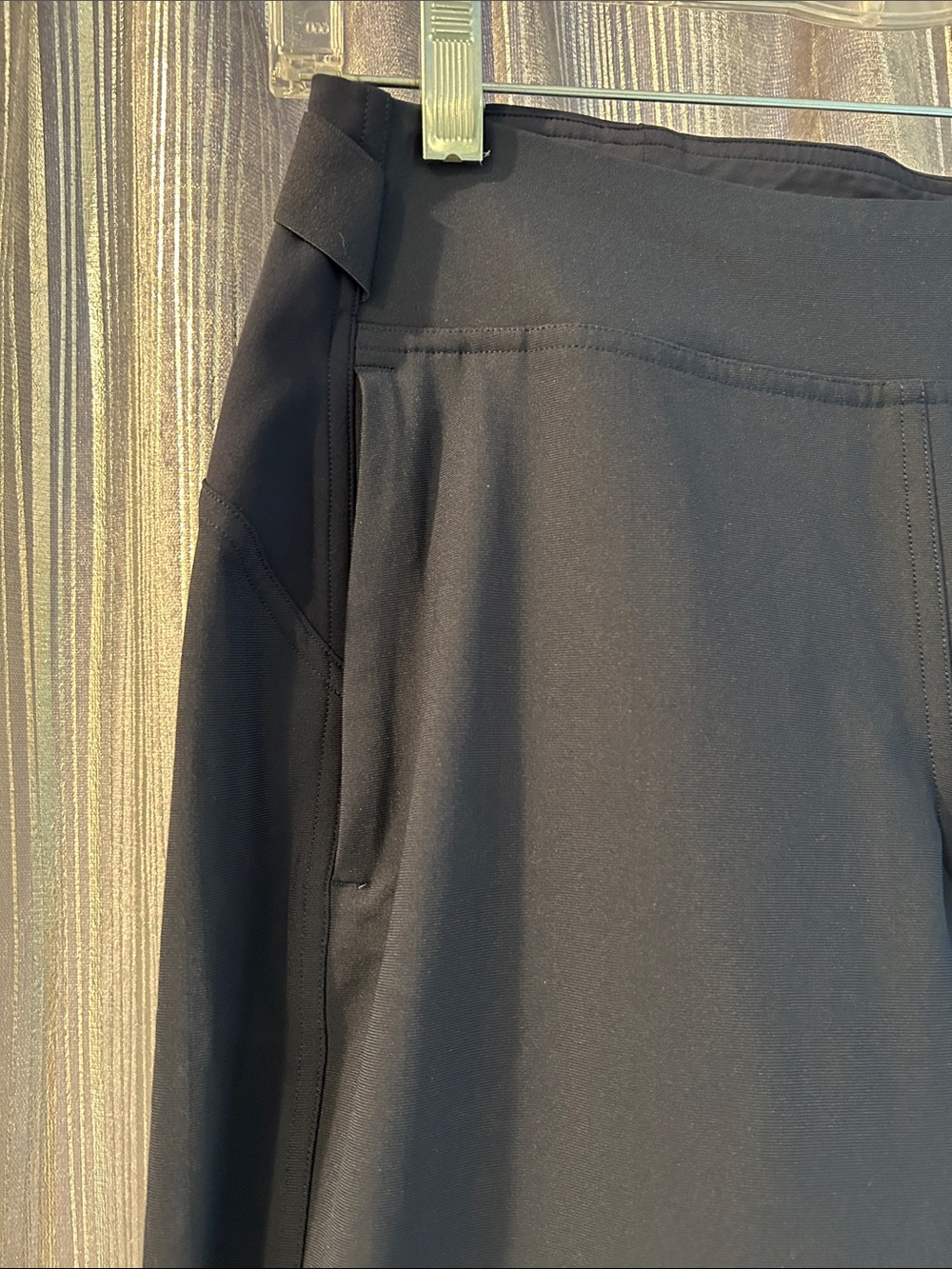 Lululemon Warpstreme Multi-Pocket Mid-Rise Cropped Pant 26”. Size 6 - Picture 2 of 4